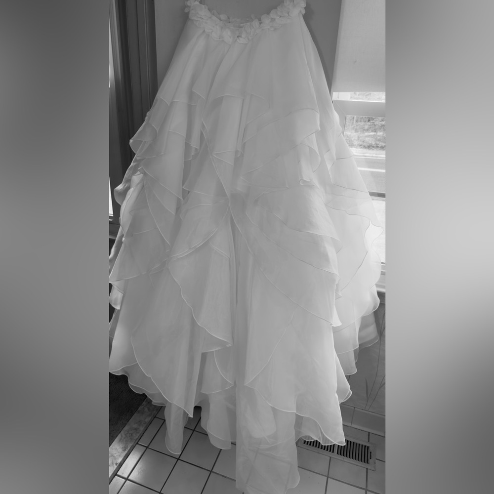 Strapless ruffle and chiffon tulle beach wedding gown. - Picture 14 of 16